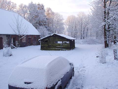 Schnee auf dem Aussteiger-Hof Zarnekla